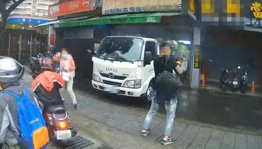 操刀新北67槍響！弘仁會「分工細膩」衝組動武　還有攝影組紀錄過程攬生意
