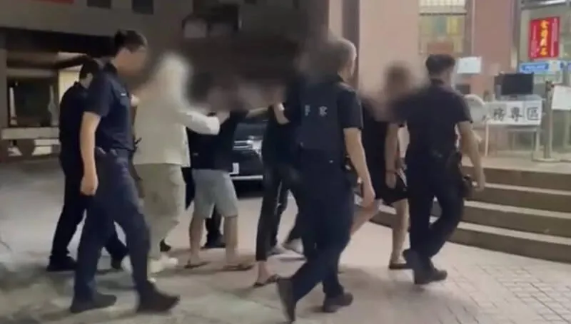 影/旅館約談判見對方烙好多人…他急忙報警　警搜出電擊槍、手銬全法辦