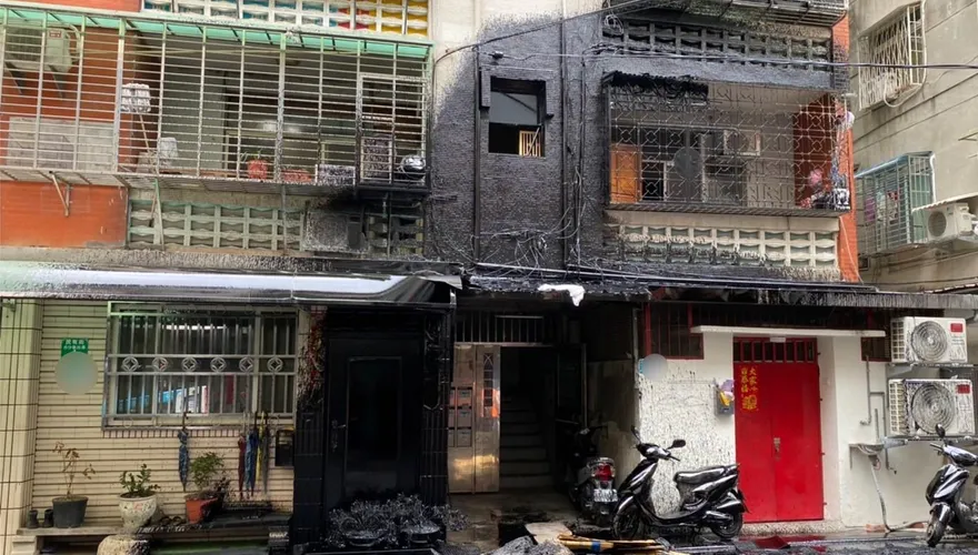 板橋施工意外！致癌瀝青「狂噴2層樓高」　民宅機車全遭殃
