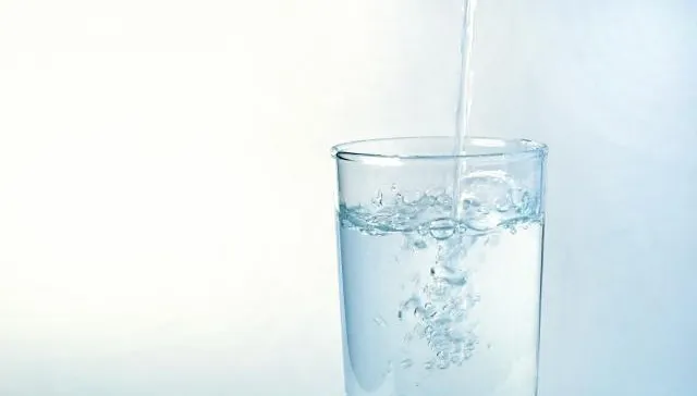 鹼性水沒那麼神！專家破解：與喝開水一樣　抗癌、排毒效果「聽聽就好」