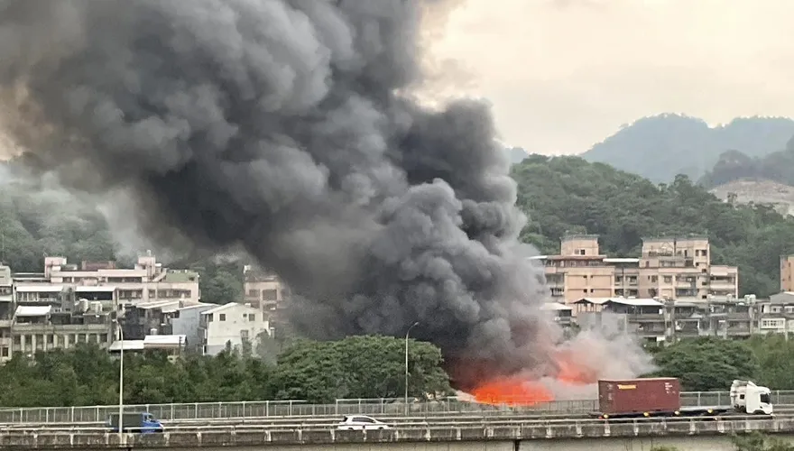 快訊/新北汐止鐵皮屋垃圾場火警　火勢猛烈濃煙竄天恐延燒竹林