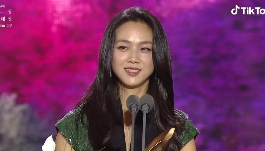 韓國百想大賞／完整得獎名單！湯唯隔12年再奪最佳女主角　許光漢同框李帝勳頒獎