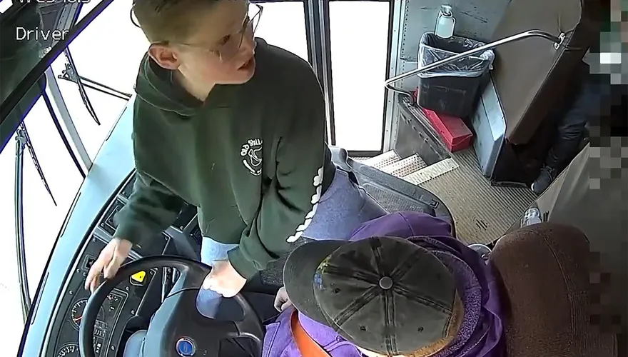 影/13歲小英雄！校車司機開到一半昏倒　男孩接過方向盤機警救全車