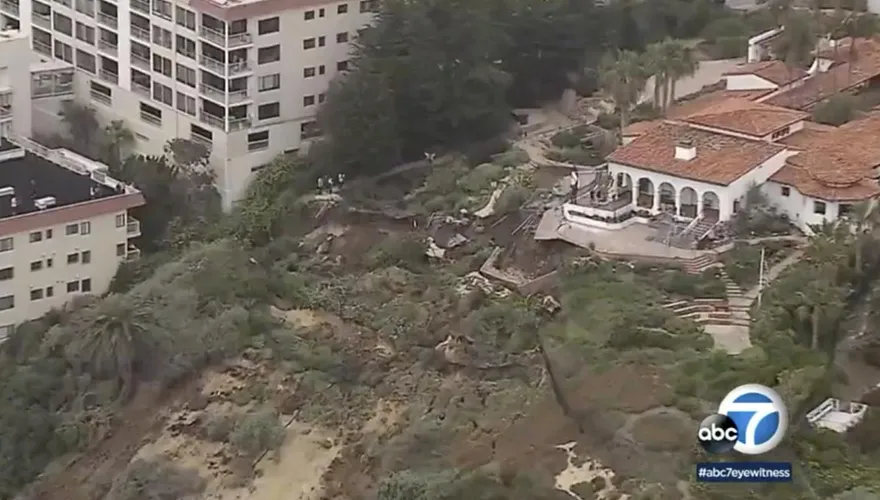 影/加州住宅區連日暴雨傳山崩　「山坡下滑6公尺」居民急撤離