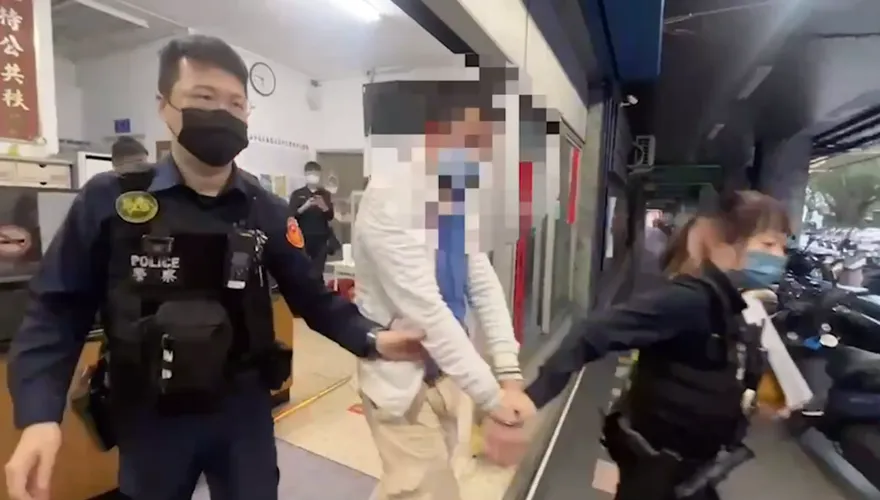 不要命！囂張毒蟲拒盤查當場吞毒　員警急壓制從嘴巴內挖出「證物」