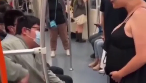 影/上海孕婦地鐵上逼男子讓座遭拒　囂張態度引爆網友熱議