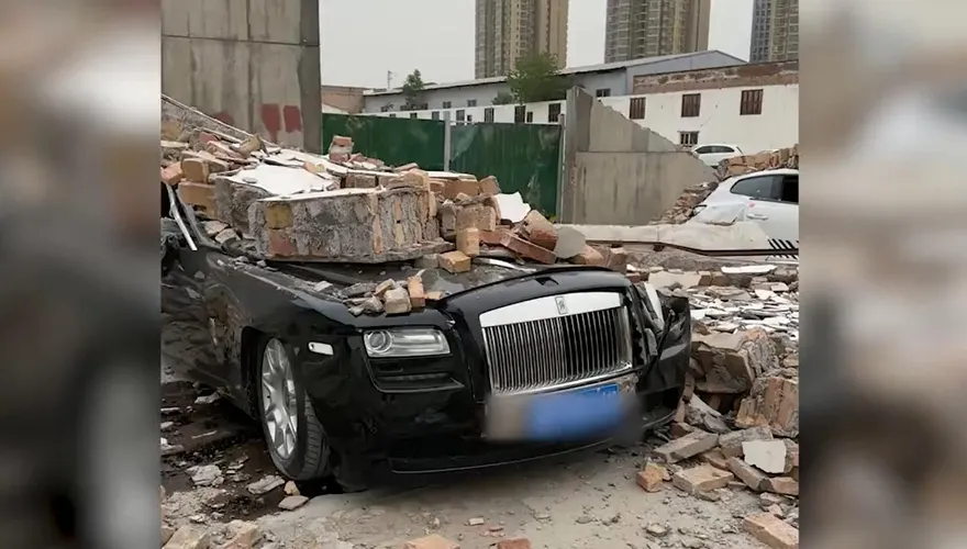 影/紙糊的？磚牆遭風吹垮狠砸勞斯萊斯　網友嘲：一棟房沒了