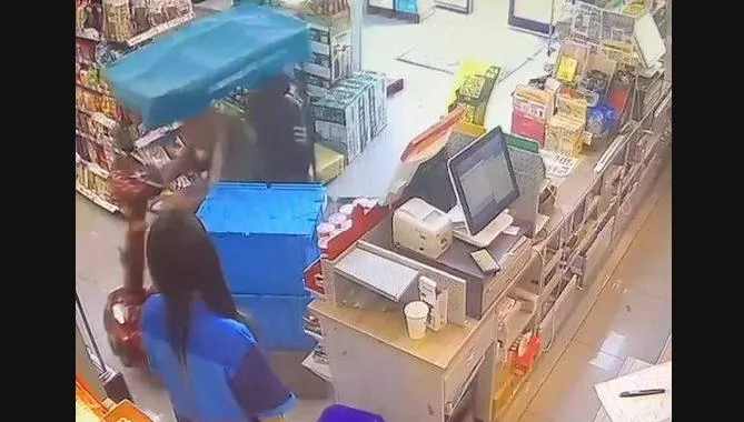 影/傻眼！阿伯騎代步車「人肉保齡球」直撞超商　店員嘆這次最誇張