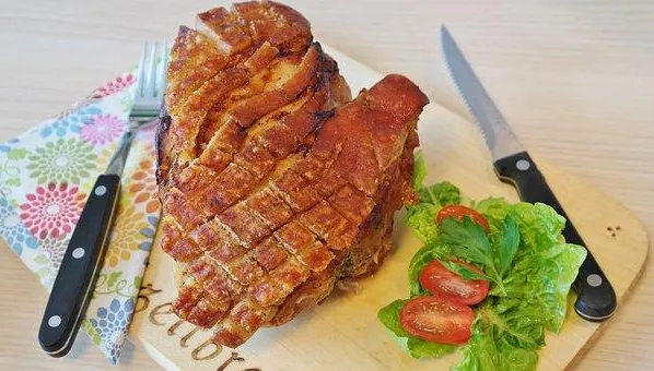 大媽吃烤乳豬腹痛不止急就醫　醫院抽2千CC「濃稠油漿」撿回一命