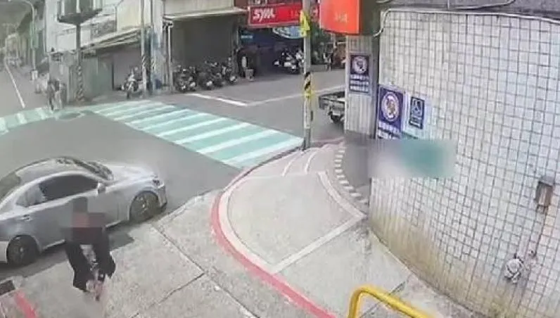 影/新北八里開槍畫面曝！槍手邊走邊拉板機　後方還有小孩經過