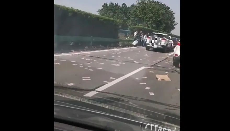 影/高速上兩車追撞「紙鈔灑滿地」！網友狂轉發…真相曝光全傻了