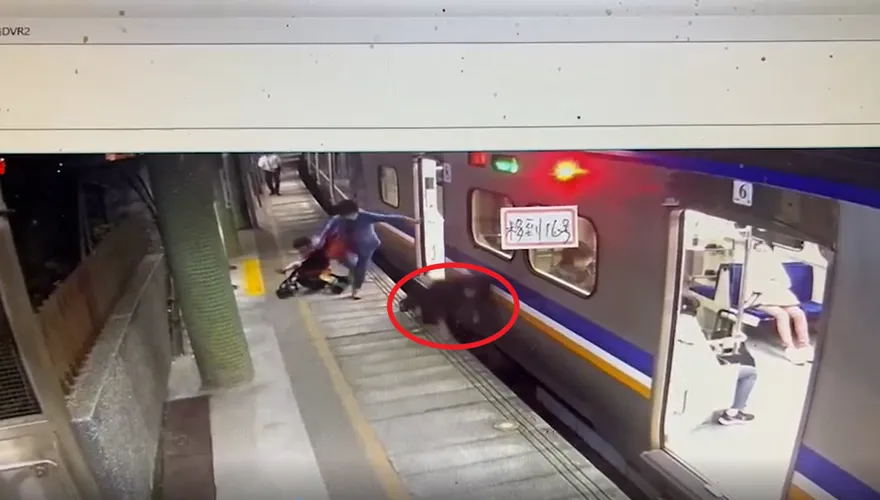 影/驚！旅客搬娃娃車突重心不穩摔落月台車廂縫隙　幸好火車還未開動
