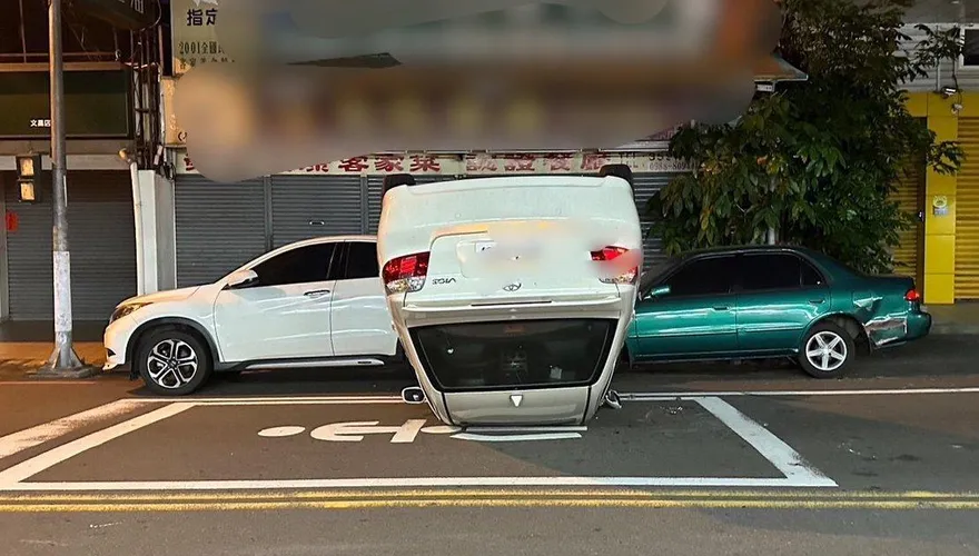 影/4輪朝天「倒頭栽」！苗栗酒駕男自撞路邊轎車　翻覆瞬間曝