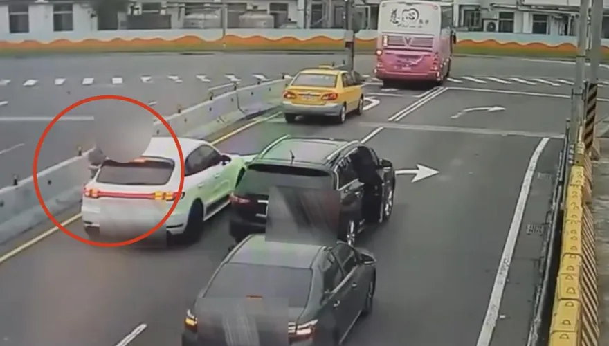 影/2男行車糾紛火氣大持刀互嗆　警到場全帶回送辦