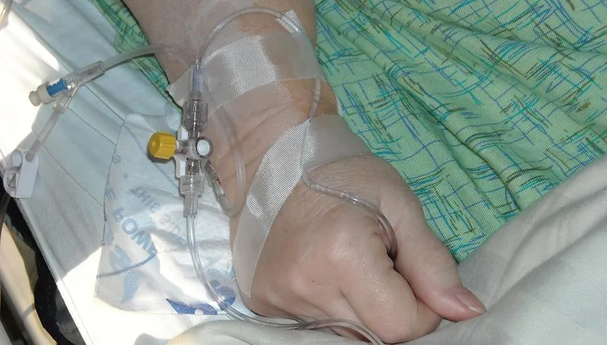 56歲中年男子下飛機腳腫到鞋子穿不下！送醫發現和心臟有關