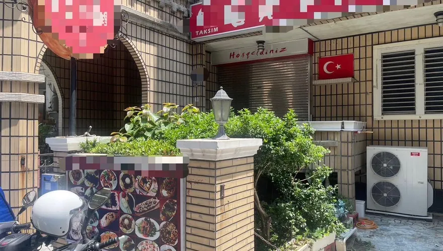 離奇！高雄華廈驚見男子倒臥1樓花圃明顯身亡　同住姊渾然不知「弟弟陳屍樓下」