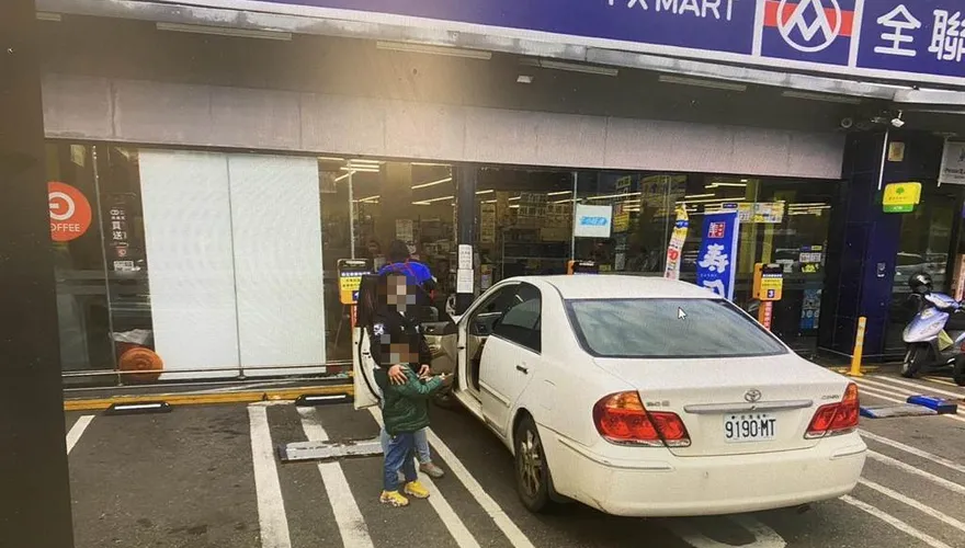闖禍了！駕駛購物停車突爆衝「撞碎全聯落地窗」　網虧：請支援玻璃