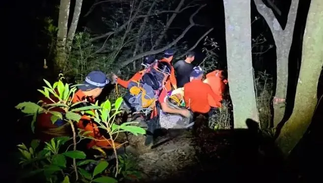 攀登波津加山出意外！70歲男跌落3米深石縫　警消連夜搶救