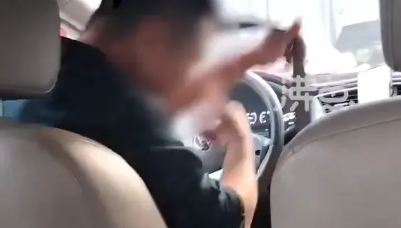 影/女子深夜搭車遭黑心司機敲詐　關門鎖人還威脅：再拍就打死你