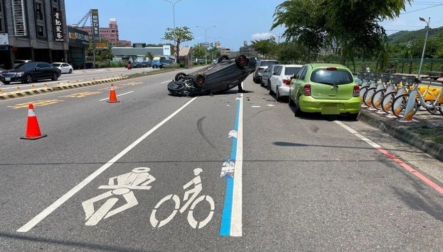人呢？台中小客車自撞路邊2車後「烏龜翻」　駕駛不知去向