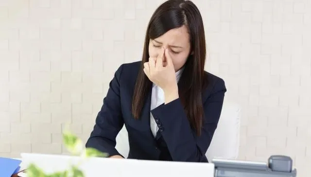 妙齡女長期失眠　抱怨累！醫抽血「肝指數衝2000」　曝2徵兆恐是病