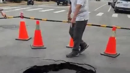 影/台中道路突現1米寬天坑！自來水爆管釀塌陷　公所：已通知修復