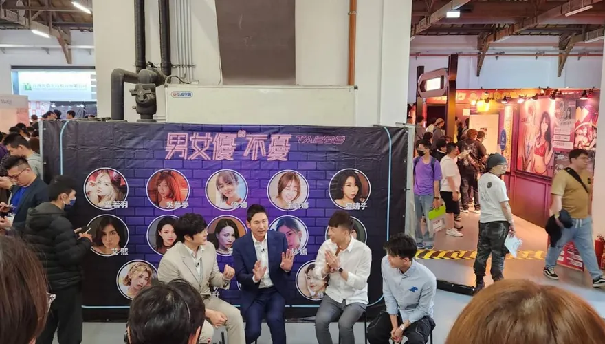 獨家/無懼訪AV女優爭議！申東燁與成始璄低調現身台北...衝「成人博覽會」訪王子男優