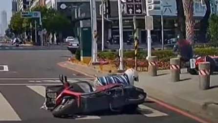 影/衰預測無誤！「你看那三寶騎機車」才講完　綠燈亮馬上撞車上妹子嚇歪