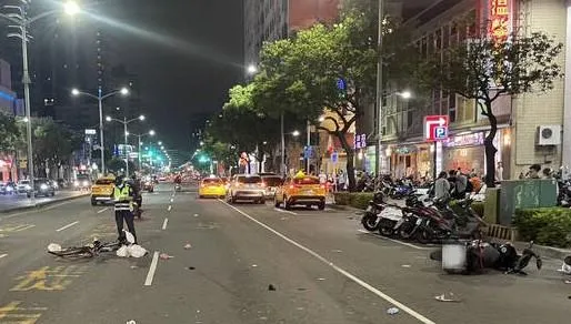是誰闖紅燈！7旬翁卡打掐VS嫩男歐多拜雙雙倒地　再波及路邊4機車釀6車事故