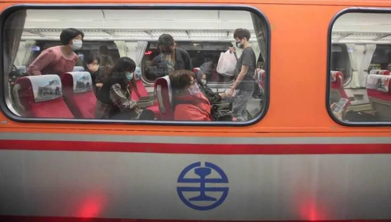 旅客行動電源自燃遭燙傷！自強號列車長立即滅火