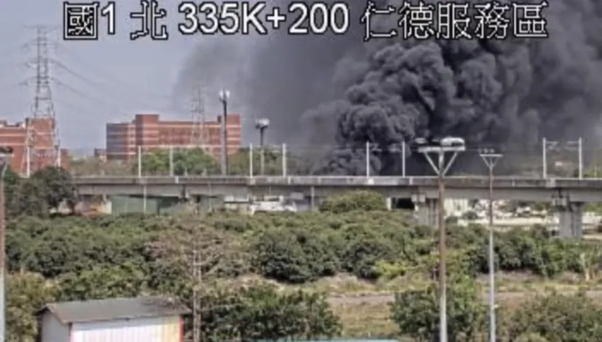 快訊/台南歸仁回收場大火濃煙竄天　國道監視器可見滾滾黑煙