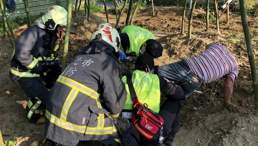 筍農捲入耕耘機刀片插小腿　警消破壞機體協助脫困送醫