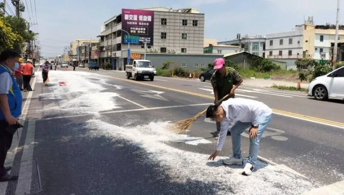 溪湖下這場「5月雪」太危險！貨車載這東西肇事　整條路一片白茫茫