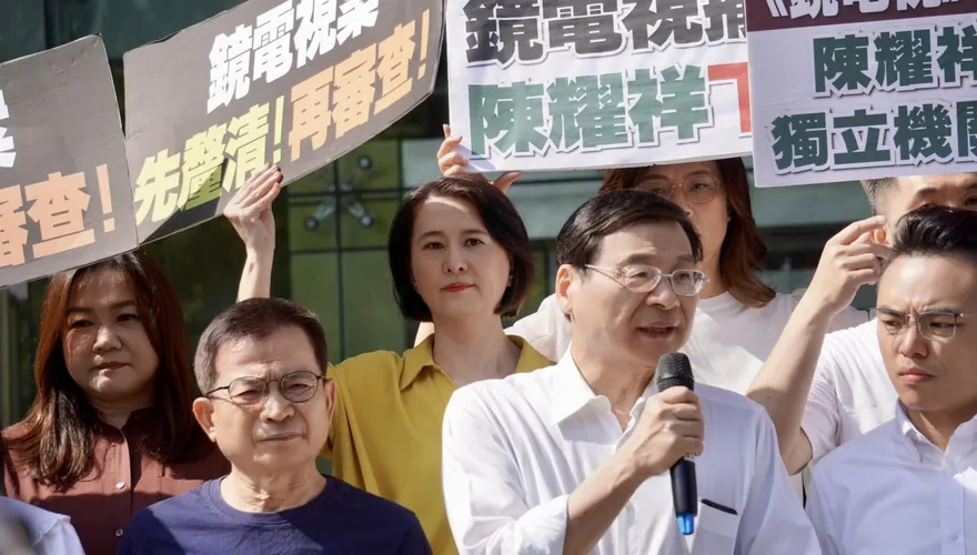 衝NCC抗議「鏡電視上架案」爆衝突！　王鴻薇掛彩怒喊：絕對要阻止他們強行闖關