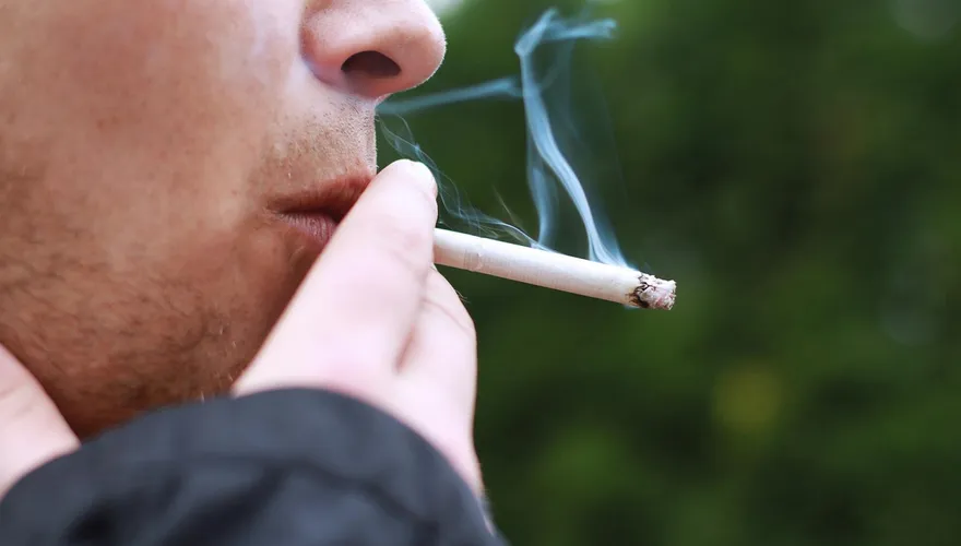 30年來每天2包菸喉嚨沙啞又背痛　竟是癌細胞骨頭轉移害的