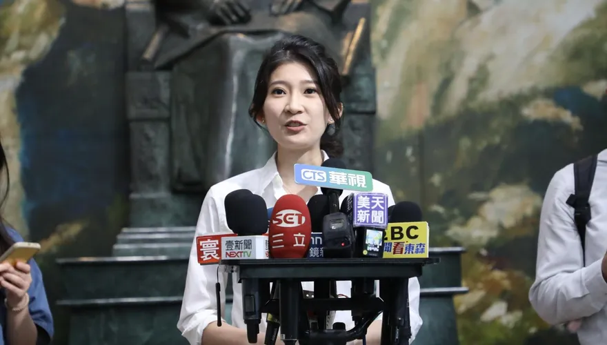 23歲女黨工遭色導演摸胸  綠高層「檢討被害人」李明璇嘆：我是過來人