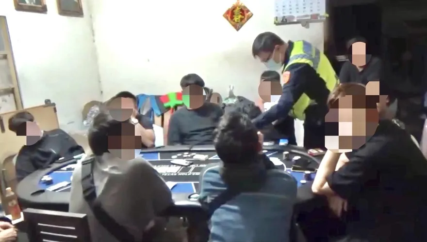 德州撲克賭場藏身郊區民宅　林口警深夜破門逮10人