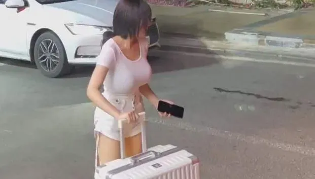 短髮妹穿爆乳拖行李！渾圓UU一片白T難遮　真實身分曝光鄉民全暴動
