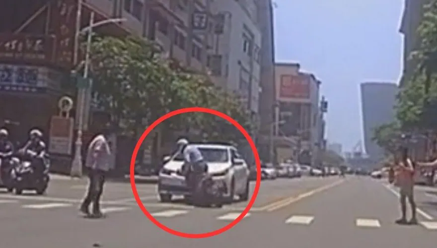 影/阿伯出事了！三寶騎車「闖紅燈直撞轎車」　民眾過馬路險被撞