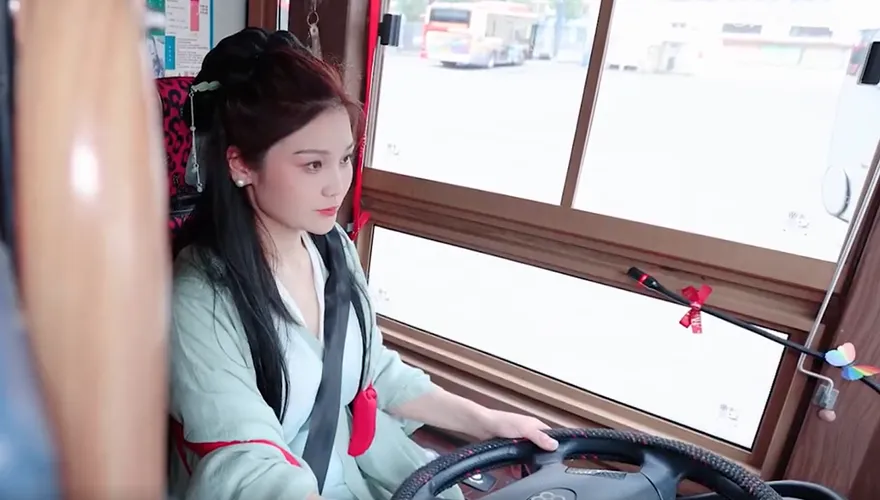影/江西90後「超仙女司機」穿漢服開公車　乘客讚爆：又美又颯！