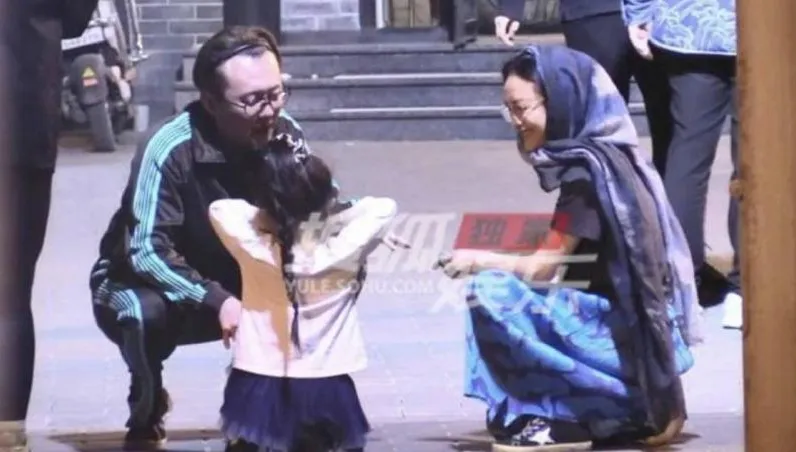 周迅與小13歲吉他手甜蜜約會　她突然當街雙手貼地行「跪拜禮」
