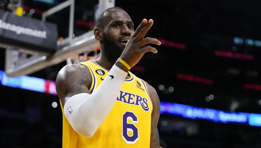 NBA史上最強大腦！詹皇大秀「照相式記憶」　超高球商封死柯瑞最後一擊驚呆隊友