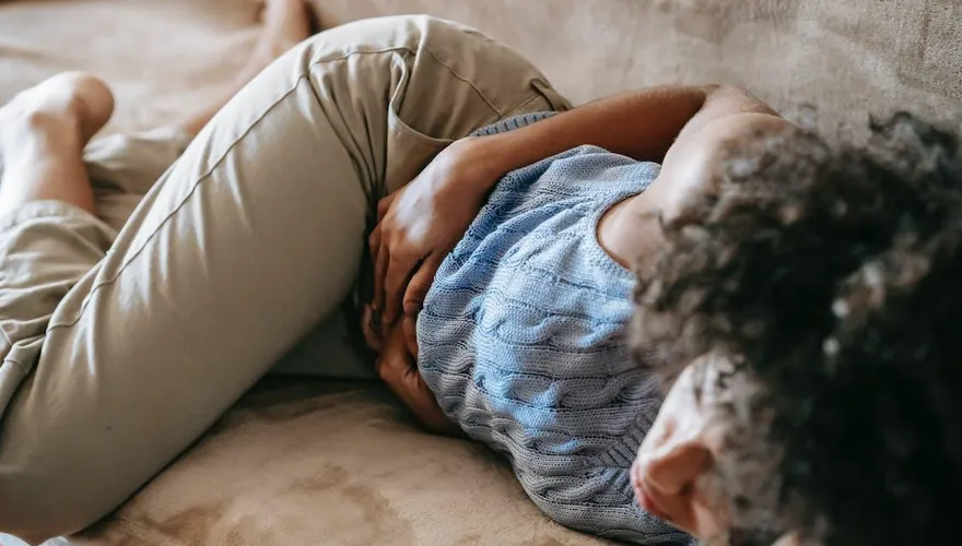 女性地獄！突爆「核彈級經痛」昏倒止痛藥無效　醫揭最佳服用時機