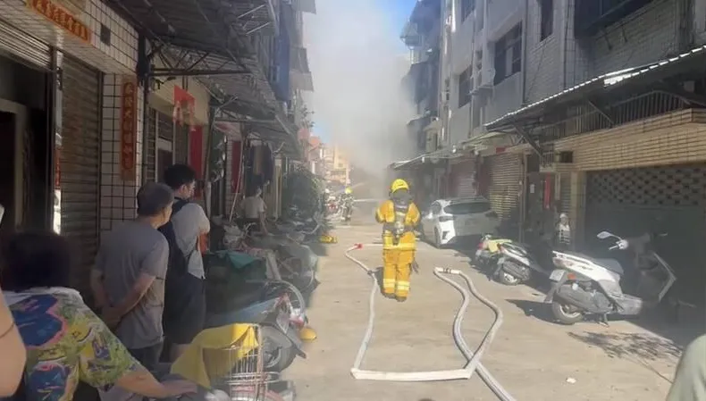 快訊/點香拜拜差點連透天厝都燒光！高雄警消忙滅火幸無人傷