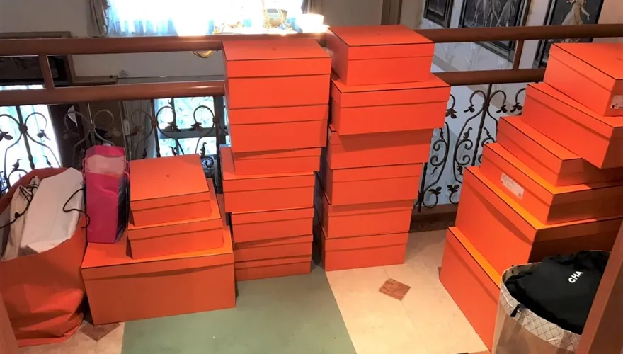 影/千萬名品片！im.B吸金25億5千人受害　首腦豪宅家堆滿超高價名牌包銅雕名酒