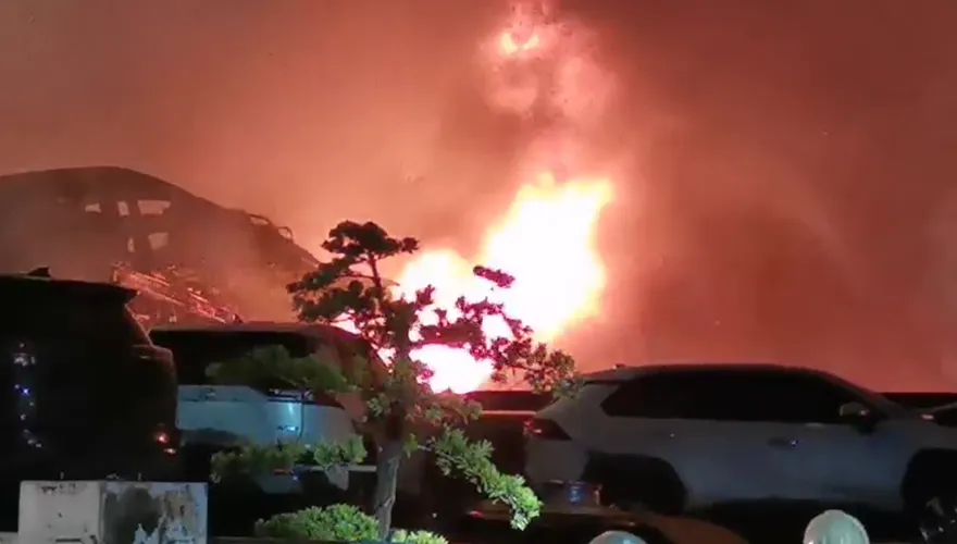 快訊/夜空染紅！嘉義水上車輛回收場大火　消防人員搶救中