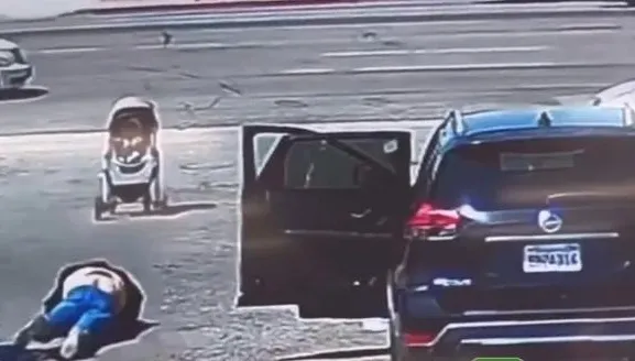 影/驚險片！嬰兒車遭怪風吹向快速道路　母跌倒軟腳無力救援