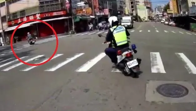 影/公然違規警不理！被提醒「闖燈ㄟ」才鳴笛衝　他魔性笑聲超邪惡