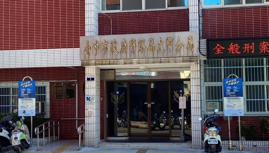 台61線大量爛泥掉落害10車打滑自撞　警調閱監視器畫面追出禍首