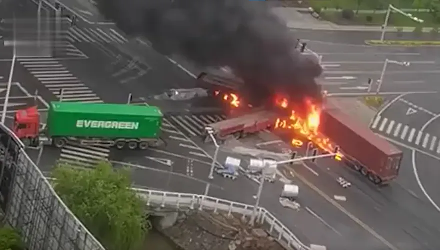 影/江蘇4日凌晨傳重大車禍　3大貨車車頭對撞爆炸起火...目擊者稱有人當場死亡